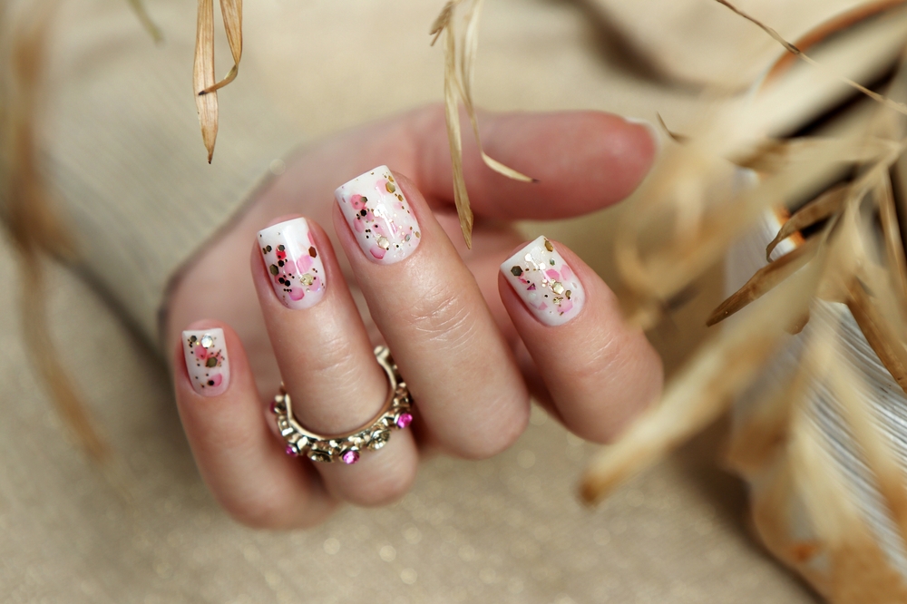 Nail,Design,On,Short,Milk,Nails,With,Golden,And,Pink